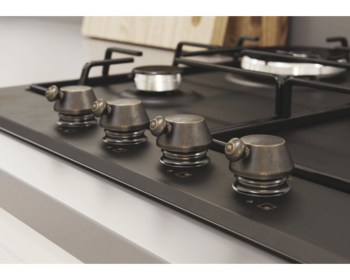 Plynový sporák se čtyřmi hořáky a otočnými knoflíky