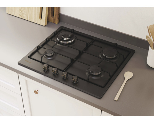 Černá plynová varná deska se čtyřmi hořáky v kuchyňské desce.