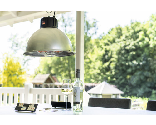 Závěsná lampa nad stolem s nápoji a hrou venku.