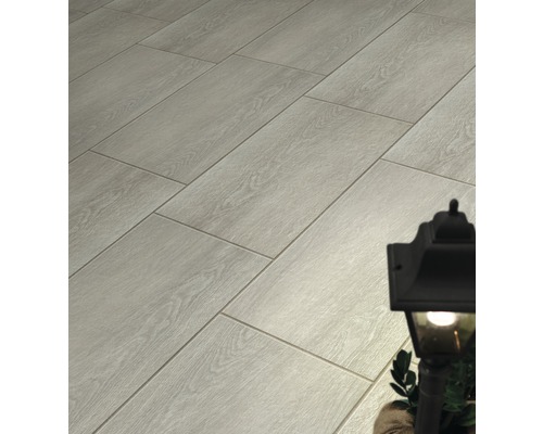 Položené podlahové dlaždice s vzhledem dřeva a lucernou