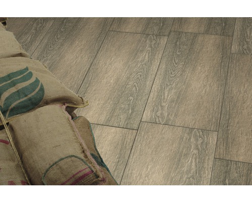 Položené podlahové dlaždice se vzhledem dřeva a ozdobné pytle