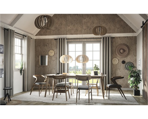 Jídelna s jídelním stolem, židlemi a závěsnými svítidly v moderním designu.