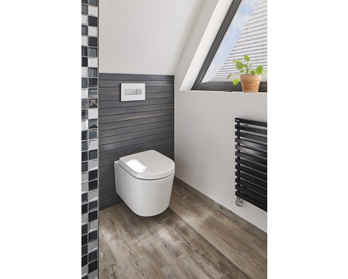 Koupelna se závěsným WC, dřevěnou podlahou a střešním oknem