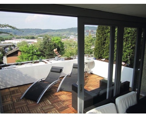 Balkon s lehátky, terasovými prkny a výhledem do zeleně