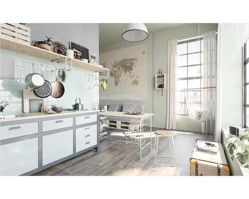 Světlá kuchyně s kuchyňskou linkou, regálem, jídelním stolem, židlemi a závěsným křeslem u okna