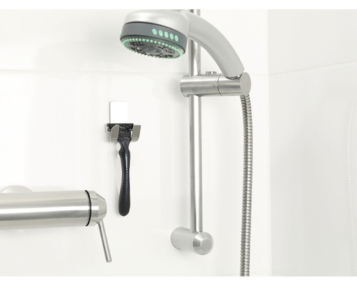 Sprchová armatura a držák na holicí strojek v koupelně