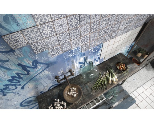 Dekorativní obložení stěn dlaždicemi v kuchyni s prvky vintage.