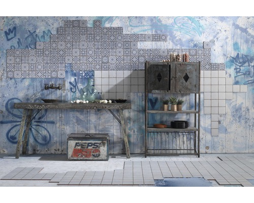 Nástěnná dekorace s obklady v kuchyni se stolem, skříňkou a dekoracemi