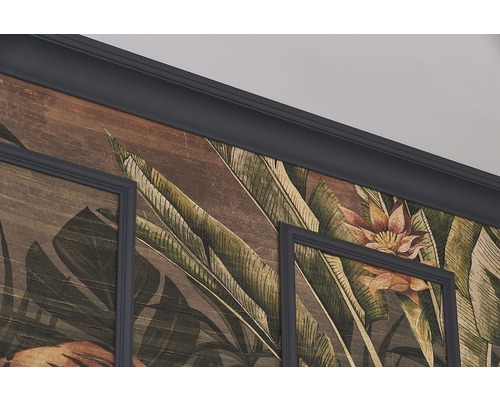 Detailní záběr místnosti s ozdobnými lištami a nástěnnými panely s tropickým vzorem listů a květin.