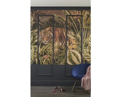 Obývací pokoj s tapetou džungle, křeslem a botami