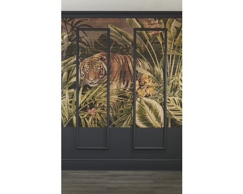 Tapeta s tygrem a motivem džungle na stěně s ozdobnými lištami