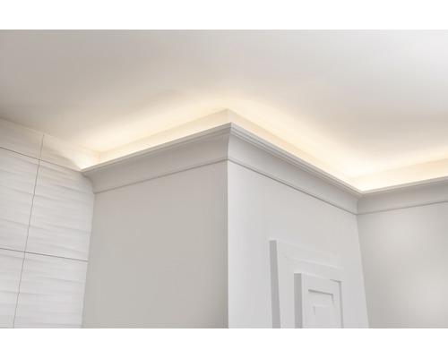 Roh místnosti se stropní lištou a nepřímým osvětlením