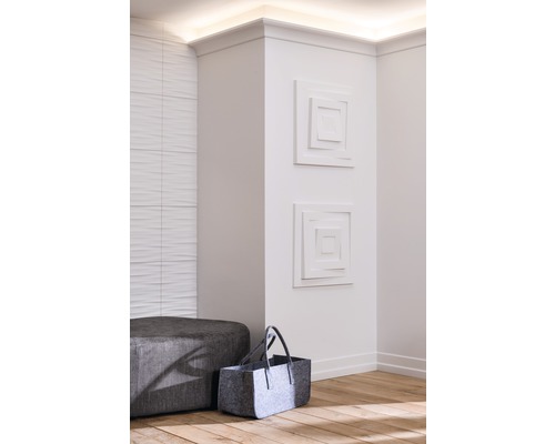 Moderně navržená chodba s taburetem, plstěnou taškou a dekorací na stěnu