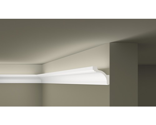 Místnost s ozdobnou lištou namontovanou jako přechod ze stěny na strop