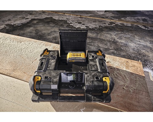 DeWalt staveništní rádio s akumulátorem