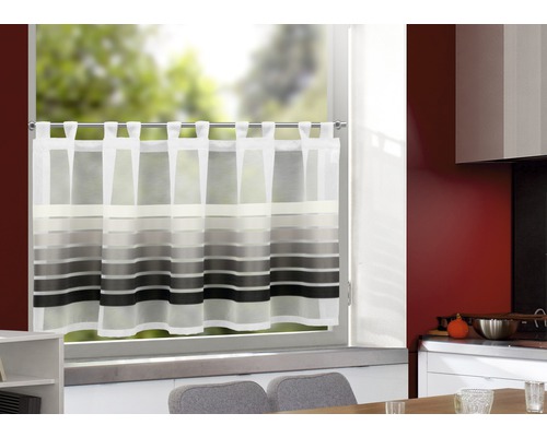Záclona se závěsnými poutky a vodorovnými pruhy před oknem v kuchyni