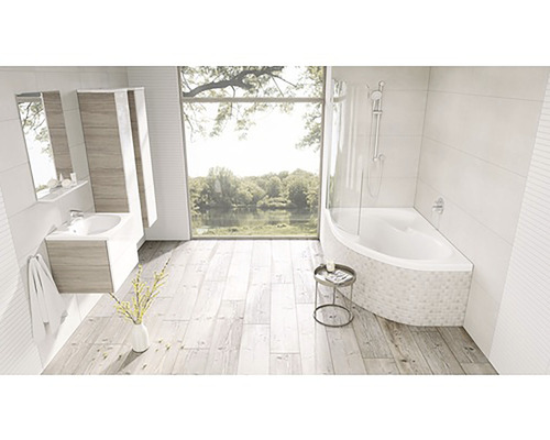 Světlá koupelna s vanou, umyvadlem a velkým oknem