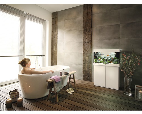 Světlá koupelna s vanou a akváriem na skříňce