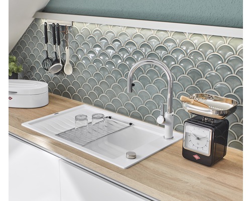 Kuchyňská scéna s dřezem, vodovodní baterií, nádobím a kuchyňskou váhou