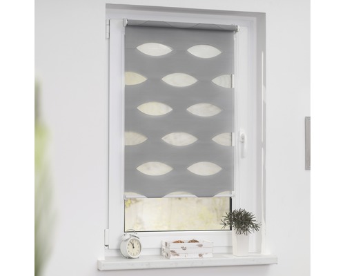 Šedá roleta duo na okně s opakujícím se vzorem