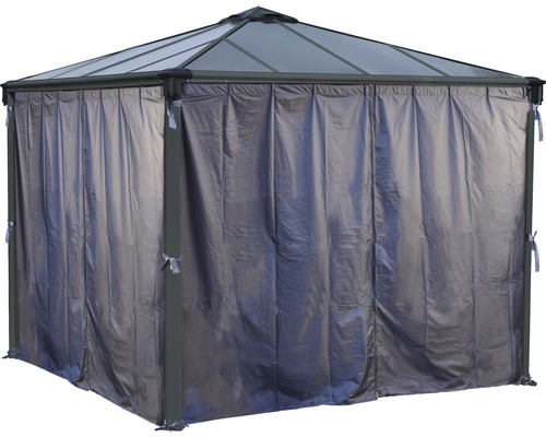 Altán s zataženými závěsy pro větší ochranu a soukromí.