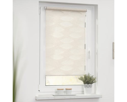 Okno s roletami pro regulaci světla a soukromí