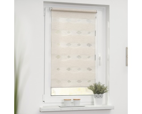 Okno s béžovou dvojitou roletou pro soukromí a zatemnění