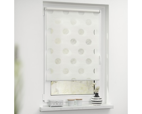 Okno s roletou s tečkovaným vzorem
