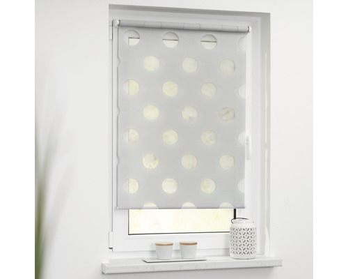 Okenní roleta s puntíkovaným vzorem v zavřeném stavu