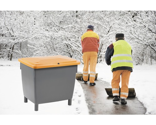 Kontejner na posypovou sůl se zimní údržbou v pozadí