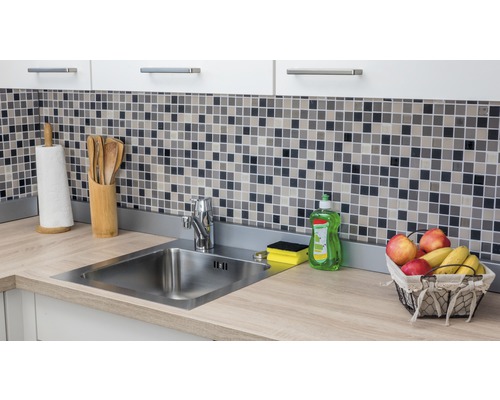 Kuchyňská scéna s umyvadlem, mozaikovými dlaždicemi a kuchyňským náčiním