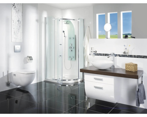 Moderní koupelna se sprchou, umyvadlem, toaletou a černými dlaždicemi