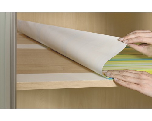 Aplikace dekorativní fólie na polici