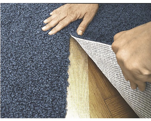 Koberec je připevněn k podlaze protiskluzovou podložkou.