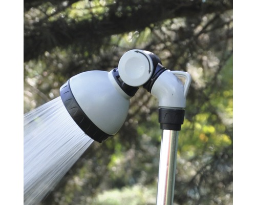 Zahradní sprcha s sprchovou hlavicí v provozu