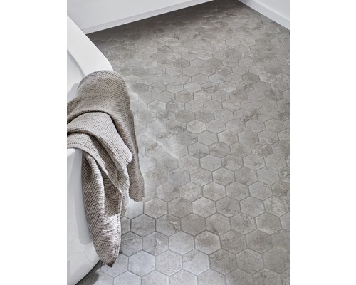 Koupelna se šestihrannými dlaždicemi a vanou