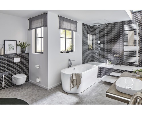 Světlá koupelna s vanou, umyvadlem, toaletou a sprchou