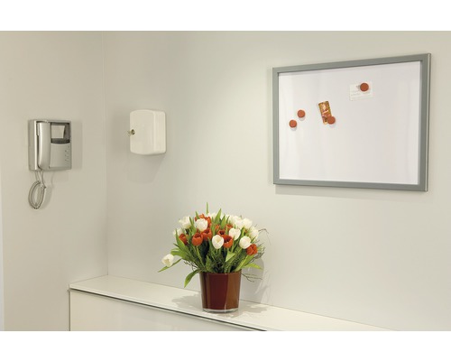 Scéna s magnetickou tabulí, telefonem, trezorem na klíče a kyticí květin