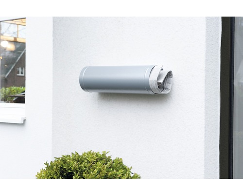 Kovová schránka na noviny na stěně domu s novinami