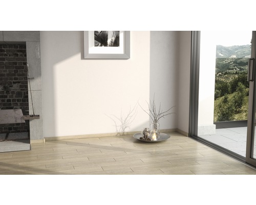 Světlá místnost s dlažbou, krbem a terasovými dveřmi