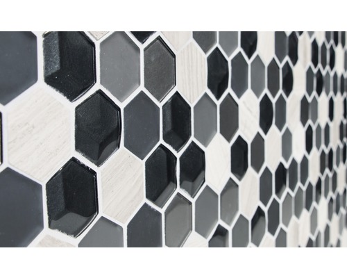 Detail mozaikových dlaždic ve tvaru šestiúhelníku