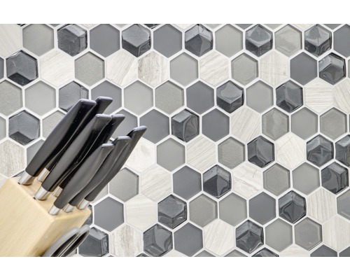 Mozaiková dlaždice se šestihranným vzorem a blokem nožů