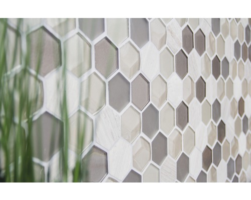 Detail mozaikových dlaždic ve tvaru šestiúhelníku