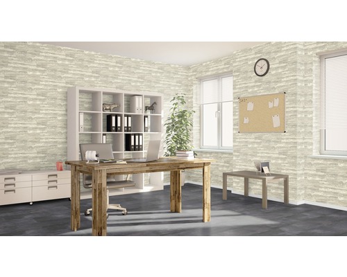 Kancelář se stolem, regálem a nástěnnou tapetou s kamenným vzhledem pro přirozenou atmosféru