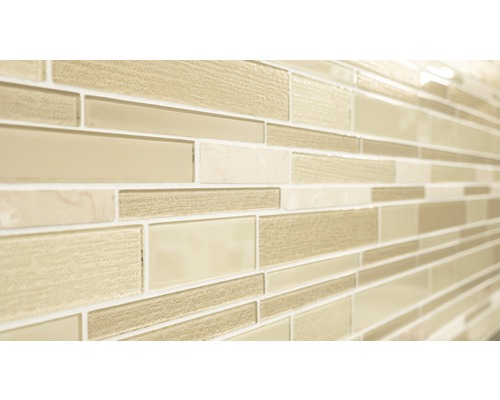 Mozaiková dlaždice se skleněnými a kamennými prvky