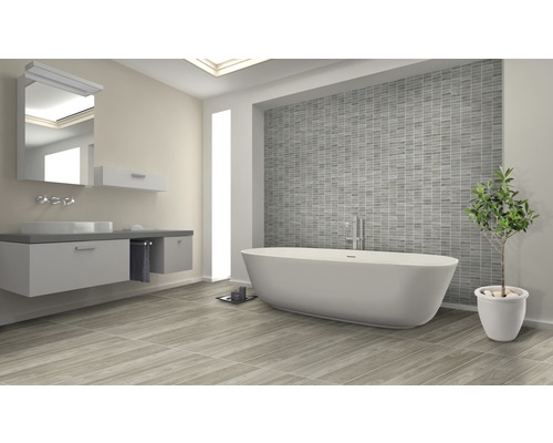 Koupelna s vanou, umyvadlem, zrcadlem a šedými obklady