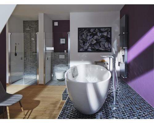 Světlá koupelna s volně stojící vanou, sprchou a toaletou