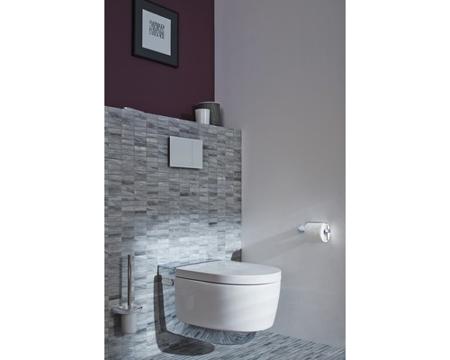 Moderní koupelna s nástěnným WC, splachovací nádržkou a držákem toaletního papíru