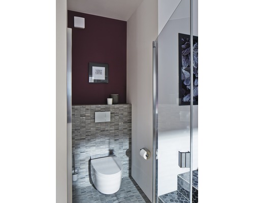 Moderní koupelna s toaletou, obklady a sprchou