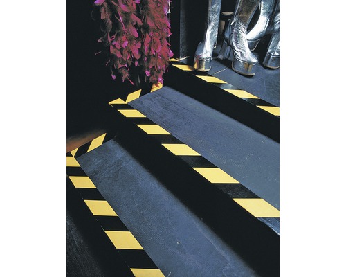 Schody s výstražným značením a dekorací